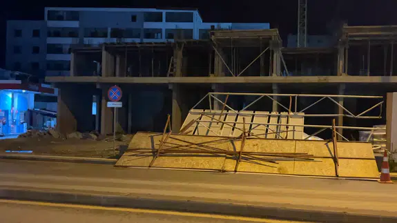 Osmaniye bu gece uyumadı! Şiddetli rüzgar her şeyi devirdi