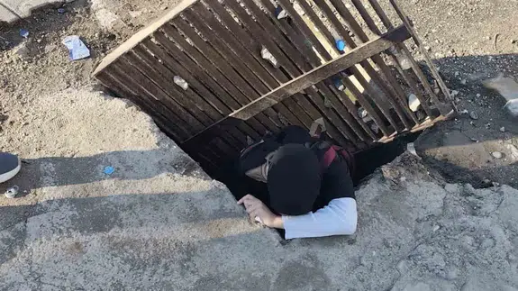 Okul yolunda facia! Mazgala basan öğrenci çukura düştü