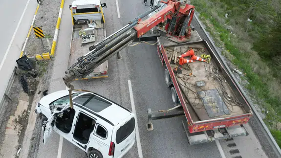Saniyeler içinde felaket! Afyonkarahisar'da kontrolden çıkan araç hurdaya döndü