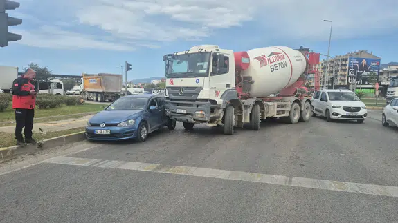 Beton tankeri otomobili biçti! Sürücü içinde mahsur kaldı