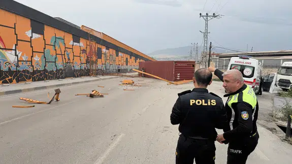 Kağıt gibi savruldu! Hatay'da dev konteyner havada uçtu