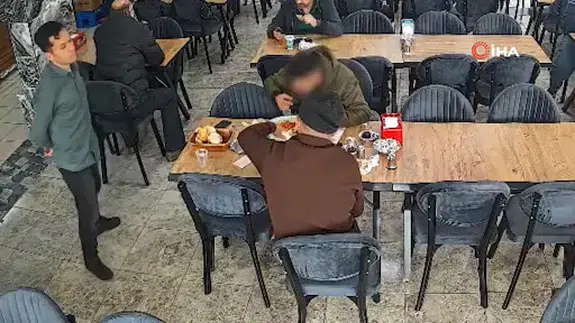 Başakşehir'de pişkinliğin bu kadarı: 'Kart arabada' diyerek hesabı ödemeden kanatlandılar!