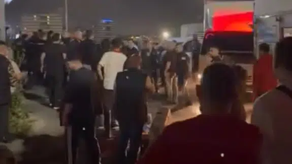 Polis araçlarını parçaladılar, 13 memuru yaraladılar! İstanbul'da ortalık savaş alanı
