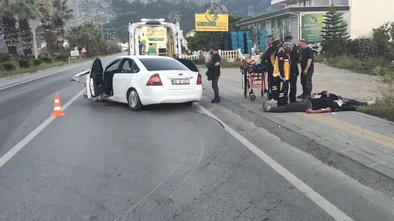 Mersin’de can pazarı! Kontrolden çıkan araç refüje ok gibi saplandı