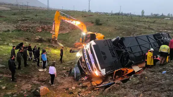 Malatya'da yolcu otobüsü şarampole devrildi: 4 ölü, 15 yaralı