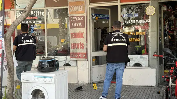 Denizli'de kan donduran anlar! Husumetlisini vurdu, başında durup polisi bekledi