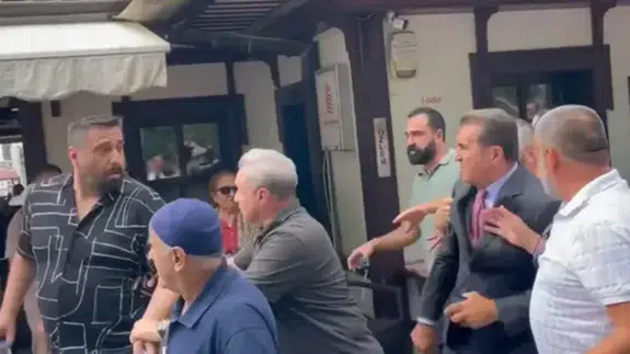 Özgür Özel'in Yeni Parti hamlesi olaylı başladı: Cami önünde arbede