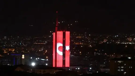 NATO Zirvesi'ne katılan ülkelerin bayrakları Türk Telekom binasına yansıtıldı