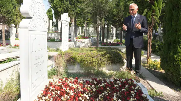 İlim ve tarih çınarlarına büyük vefa: Bakan Ersoy Fatih'teydi!