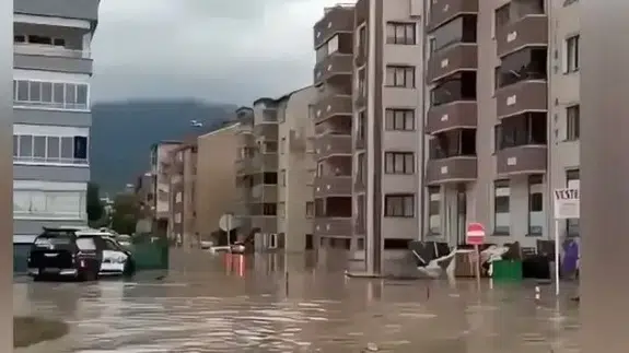 Kastamonu’da sağanak kabusu! Cide’de zemin katlar tahliye edildi