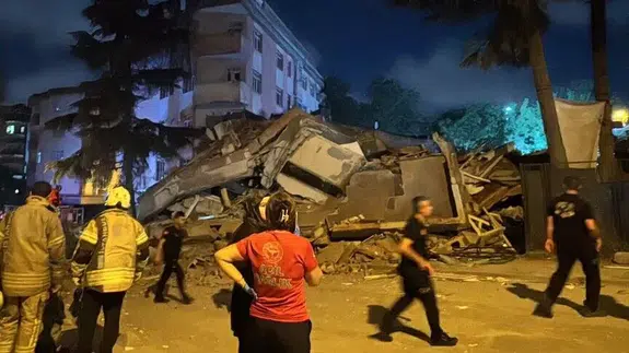 Gece yarısı tahliye edilen 22 daireli bina saniyeler içinde yerle bir oldu