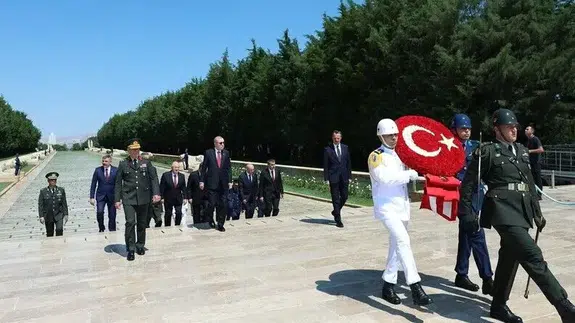 Cumhurbaşkanı Erdoğan başkanlığındaki YAŞ üyeleri Anıtkabir'i ziyaret etti