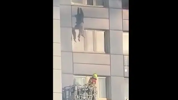 İtfaiye merdiveni yetmedi, canını kurtarmak için aşağıya atladı!