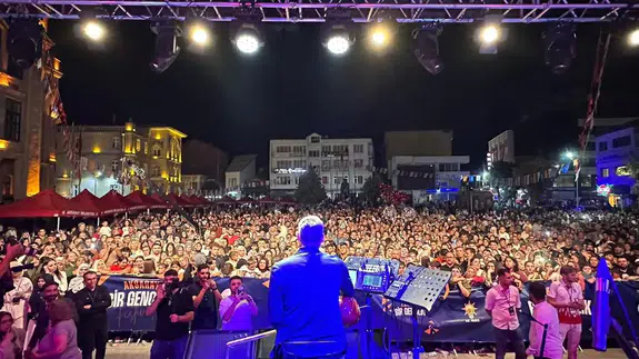 Aksaray'da Uğur Işılak rüzgarı: Gençlik Festivali'nde izdiham yaşandı