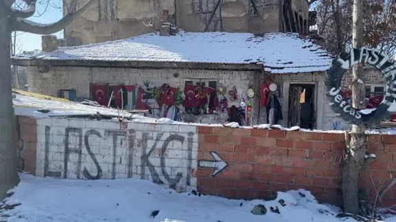 Çöpte buldu, temizledi, duvara astı: 'Bayrağımız yere düşmesin'