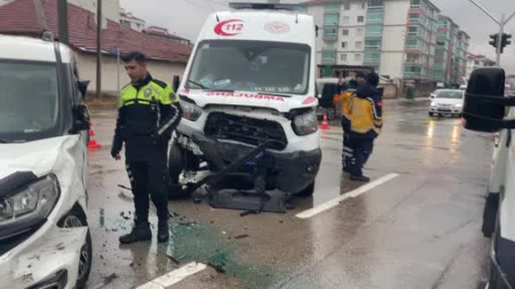Sirenler sustu… Aksaray’da ambulans kazasında 8 kişi yaralandı, yol kapatıldı!