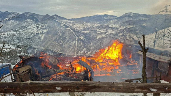 Alevler bir evi daha yuttu: Yenice'de ahşap evden geriye külleri kaldı!