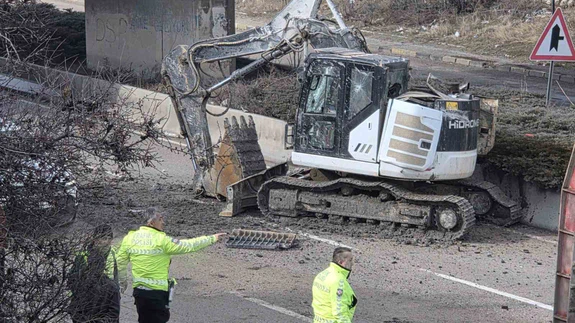 Ankara’da saniyelerle ölüm yolu teğet geçti... Köprüye takılan kepçe, trafiğe düşen ihmal!