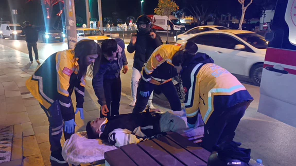 Antalya’da dikkat bir anlığına dağıldı... motosiklet savruldu, asfalt alev aldı!