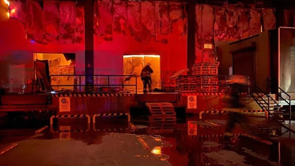 Antalya’da market deposu alev alev yandı, temel gıda alanı küle döndü