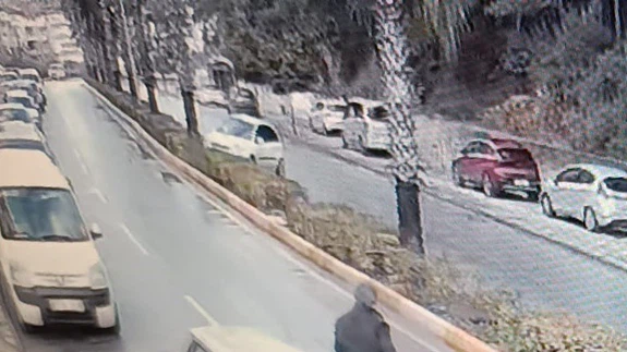 Manavgat’ta kaza değil ibretlik sahne... Hız yaptı, manzaraya daldı, palmiyeye ok gibi saplandı!