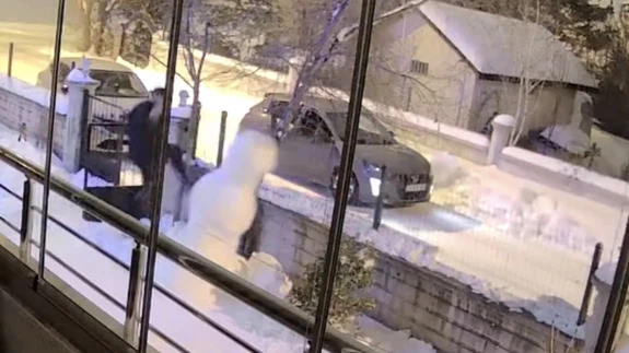 Kardan adamı tekmeleyip yıktılar! Ardından olay yerinden kaçtılar