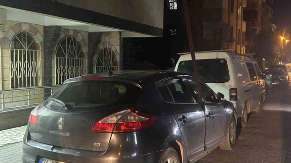 6 metrelik demir çubuk otomobile ok gibi saplandı