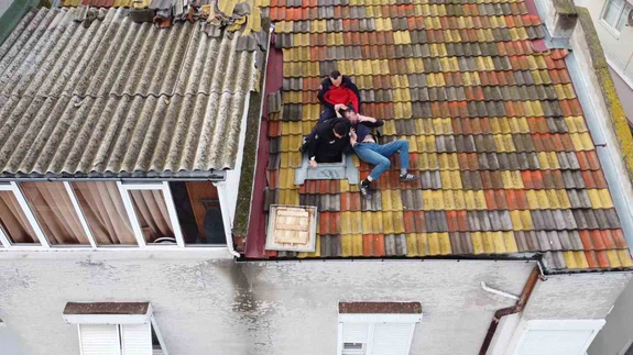 Balıkesir’de bedava adrenalin dağıtıldı: Çatıdan çatıya geçti, hayatı için pazarlığa oturdu!