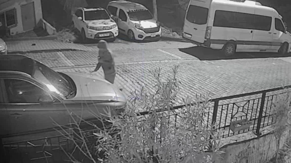 Başakşehir’de levye dehşeti... Camları indirdi, aynaları parçalayıp kayboldu!