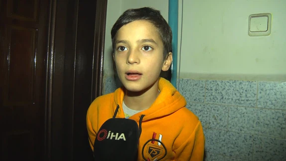 Minik Ahmet ambulansa yol vermek için trafiği kesti... 'Bir can daha sönmesin diye'!