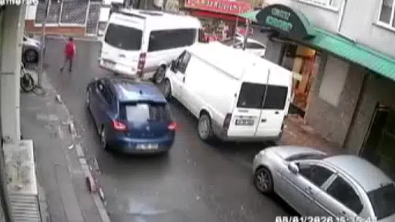 Yürekleri ısıtan görüntü kamerada: Çocuk trafikte kalan ambulansa yol açtı