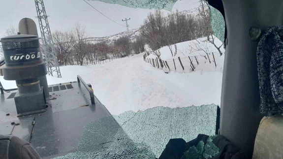 Bingöl’de kar değil öfke yağdı... Camlar kırıldı, yollar kapandı!