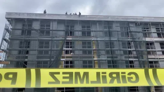 Bolu’da okul inşaatında işçiler parasını alamayınca çatıya çıktı