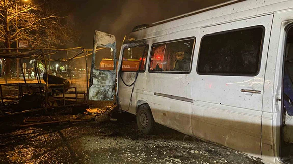 Bursa’da baraka alev topuna döndü... Park halindeki minibüs göz göre göre yandı!