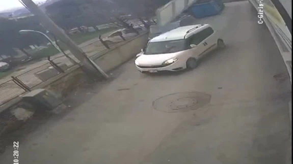 Bursa'da rüzgarın hızı 75 kilometreye ulaştı: Çatılar uçtu, ağaçlar devrildi...