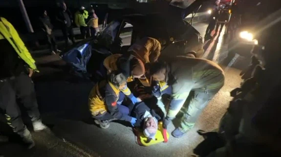 Bariyer değil tabut gibi sardı... Demir yığınına dönen araçta yaşam savaşı!