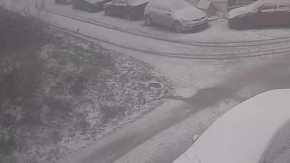 Büyükçekmece’de karlı yolda dehşet... direğe çarptı, araç savruldu!