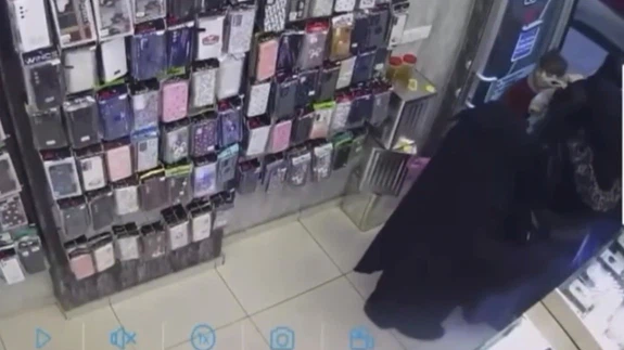 Çocuğunu ameliyat ettirmek için bozdurmaya çalıştığı altınlar çalındı, imdadına polis yetişti