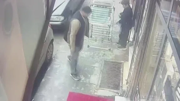 Mazgal kapağı tuzak oldu, o anlar küçük çocuk için kabusu döndü! Bu görüntüler unutulmaz...