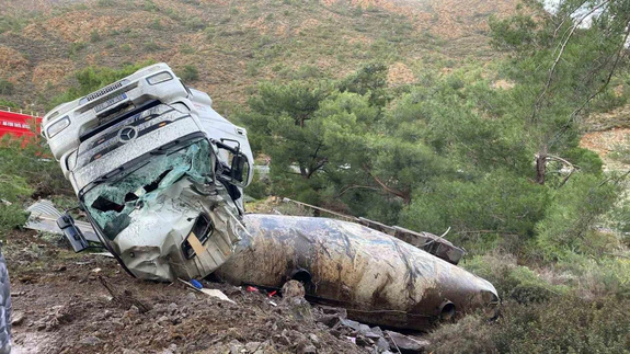 Kabus nokta, ağır hasar, ucuz kurtuluş... Datça’da direksiyon yetmedi, viraj tırı yuttu!