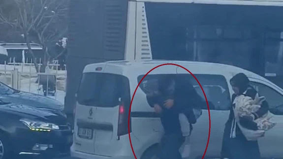 Diyarbakır’da insanlık sırtlandı, yürek dağlandı... Karla kaplı yolda hasta taşıdı!