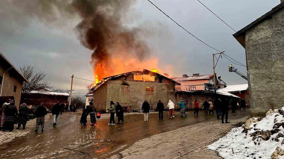 Ahır, minibüs, traktör... Kütahya’da sabah üçlüsüne yangın şoku!