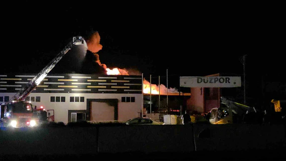 Düzce’de cehennem kapısı açıldı! Strafor fabrikasını rüzgar körükledi, şehir sustu...