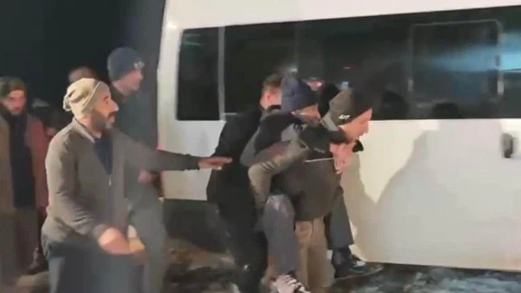 Karın susturduğu yolları insanlık açtı: 90 yaşındaki hasta sırtta sağlık ekibine ulaştırıldı