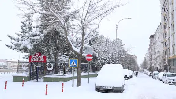 Elazığ’da kar şehri yuttu... Araçlar kayboldu, kar kalınlığı 20 santimetreyi buldu!