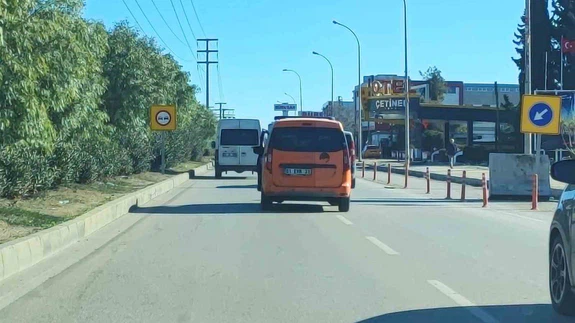 Adana'da karayolları aracı, kuralları yolda bıraktı! Emniyet kemeri bu kez şoförü değil kapıyı korudu...