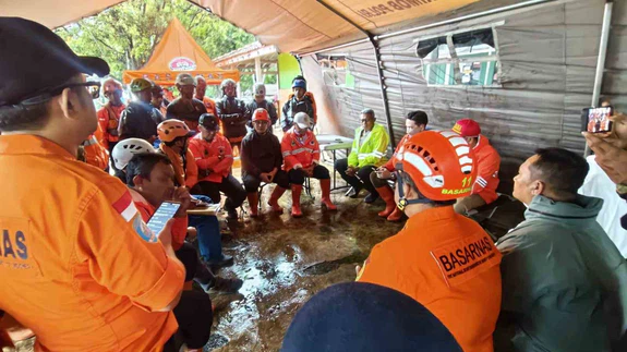 Batı Java’da toprak ölüm kustu: 7 Ölü, 82 kayıp!