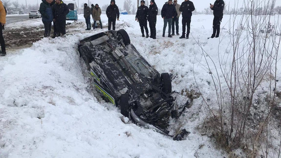 Karlı yolda görev kabusa döndü: Erzincan'da polis aracı şarampole uçtu!