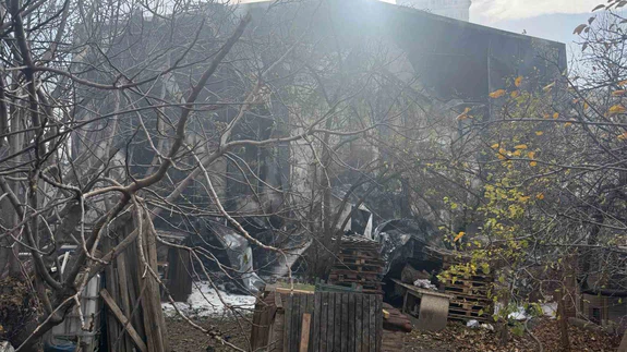 Siyah dumanlar ilçeyi sardı: Esenyurt’ta depo yangını!