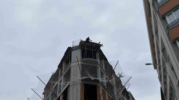 Eskişehir’de intihar girişimine aşk engeli... İnşaatın 8’inci katı mı, dram filmi sahnesi mi belli değil!